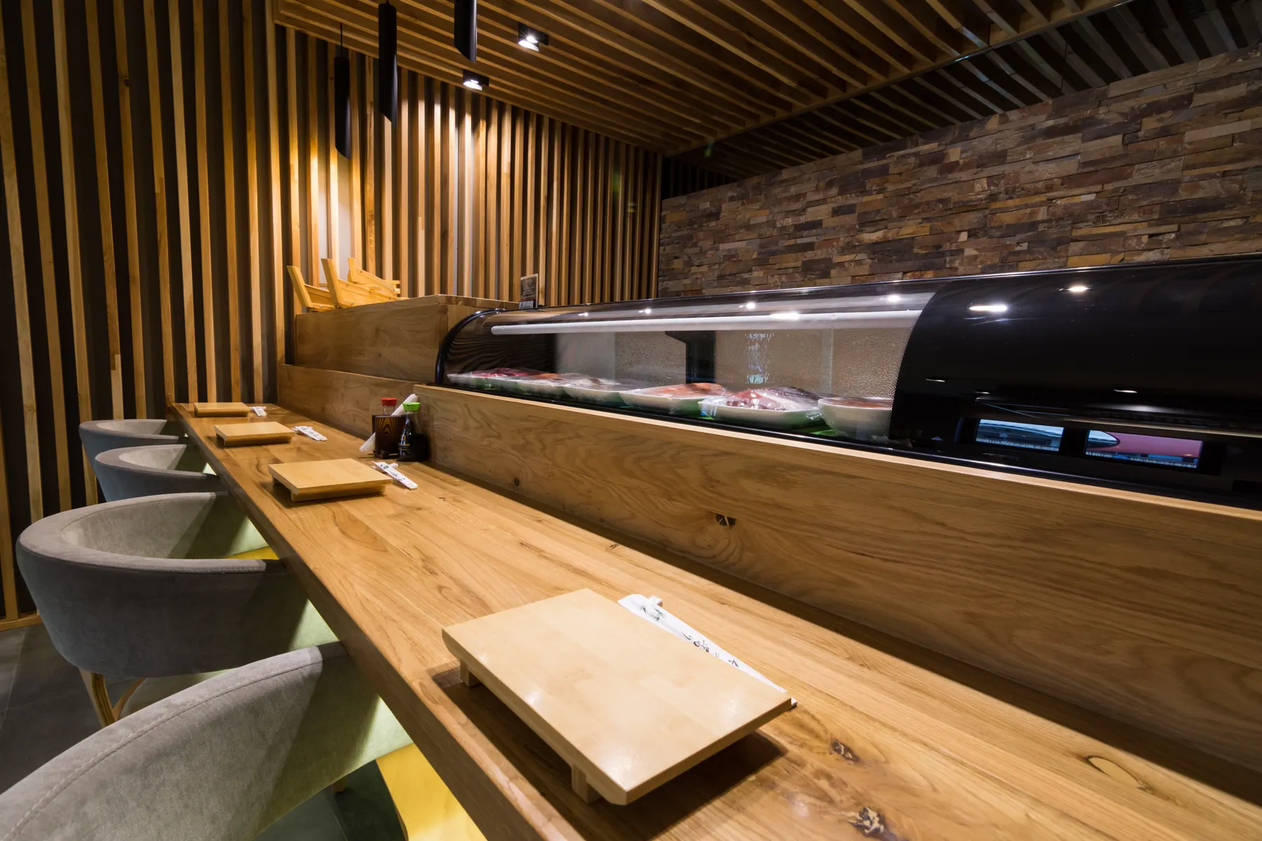 The ten-seat hinoki counter, set for service